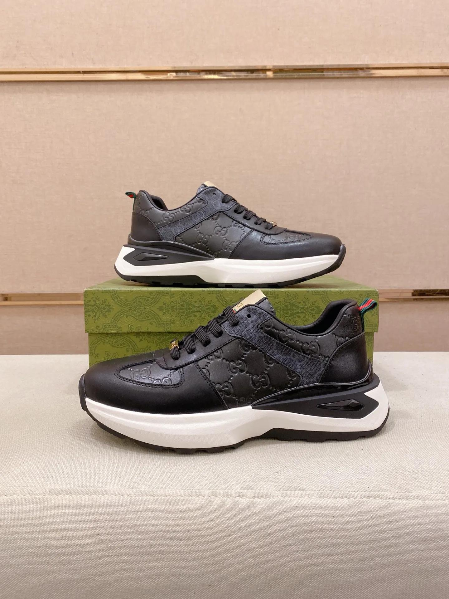 Factory price 442 men's shoes 💰New GUCCI (Gucci) counters are on the market at the same time, new men's shoes, 😘fabrics are selected imported cowhide, lining: sheepskin lining. 👍🏿 High-end ☄️ air-cushion molded anti-slip rubber outsole, exquisite lines, simple and elegant, comfortable and high-end for leisure travel. Code number: 38 to 44 (45 can be customized and cannot be returned or exchanged)